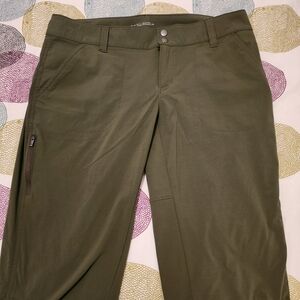 Columbia omni shield capri 12 stretch NWOT